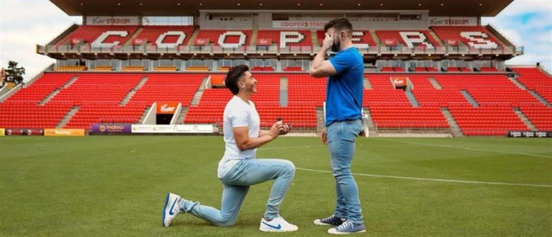 Ποδοσφαιριστής κάνει πρόταση γάμου στον αγαπημένο του… στην μέση του γηπέδου