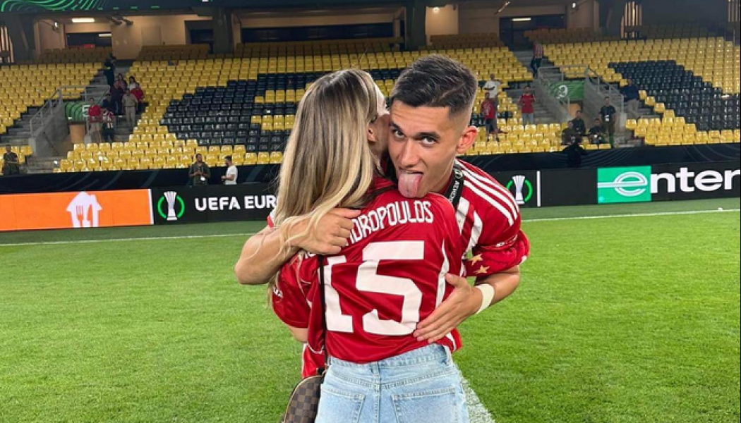 Η εντυπωσιακή σύντροφος του Αλεξανδρόπουλου &#8211; Φιλιά μέσα στο γήπεδο (+ΦΩΤΟ)