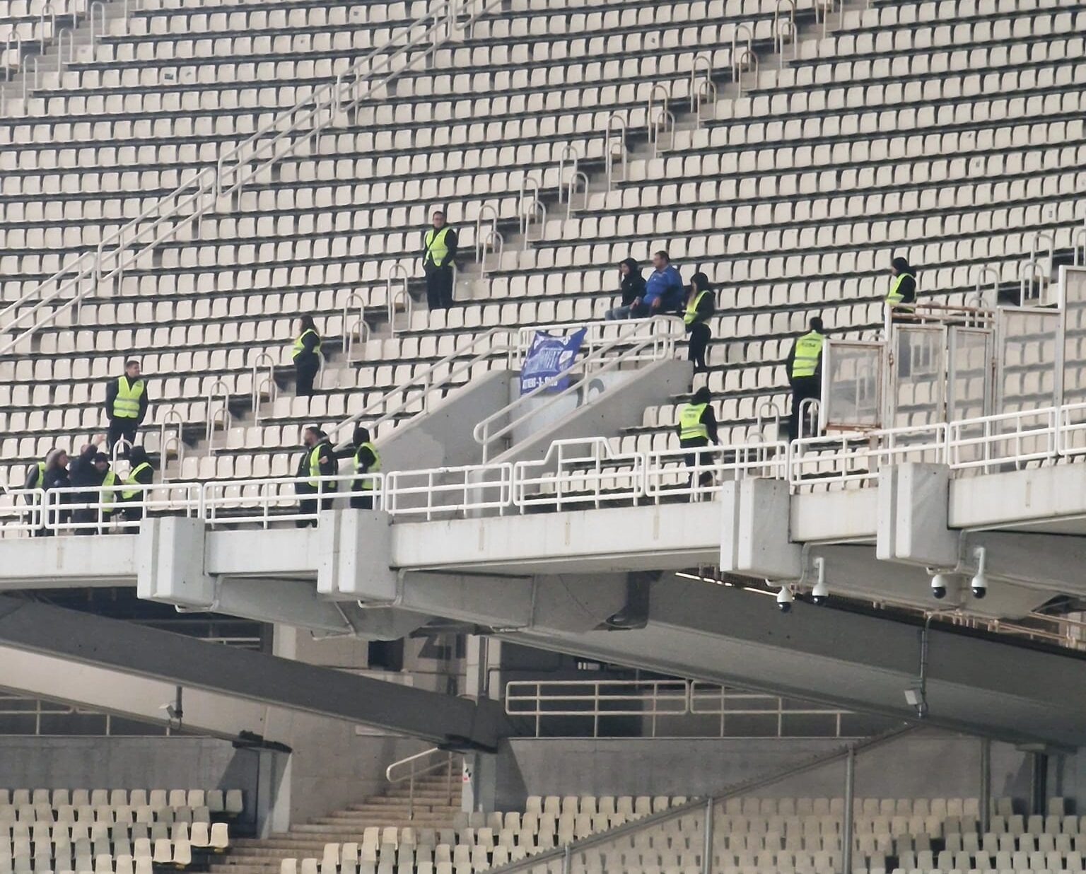 OΑΚΑ: 15 security για 2 ηρωικούς οπαδούς της Λαμίας!!! (+video)