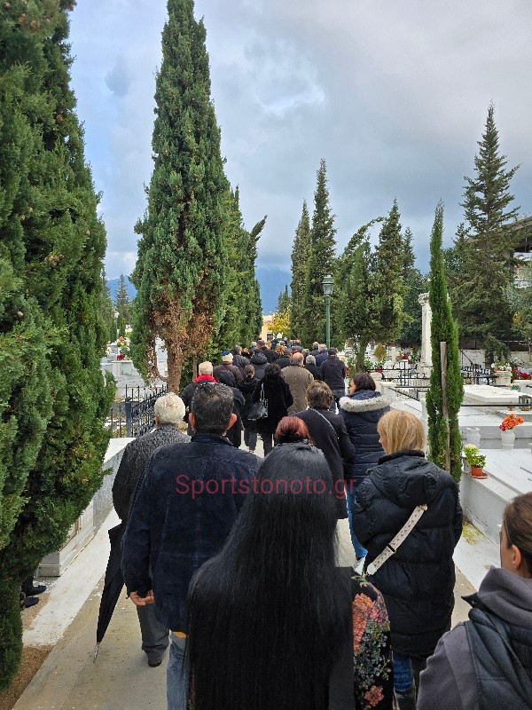 Πάνδημη η κηδεία του Γιώργου Μπιστικέα, τάφηκε με το λάβαρο της Μαύρης Θύελλας (+pics)