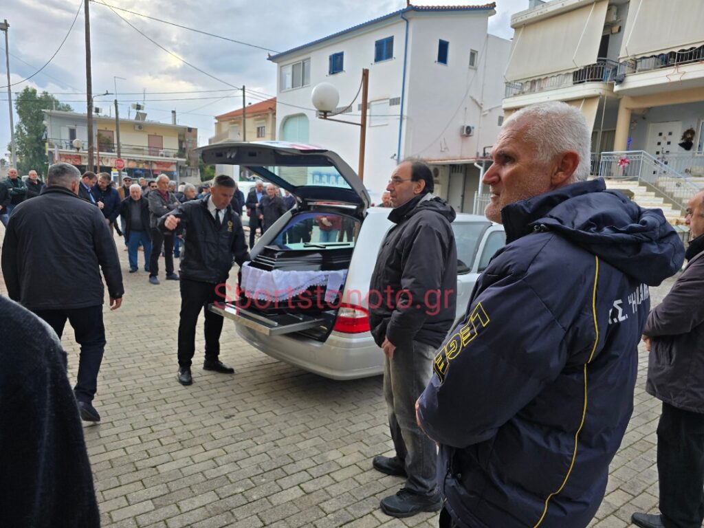 Πάνδημη η κηδεία του Γιώργου Μπιστικέα, τάφηκε με το λάβαρο της Μαύρης Θύελλας (+pics)